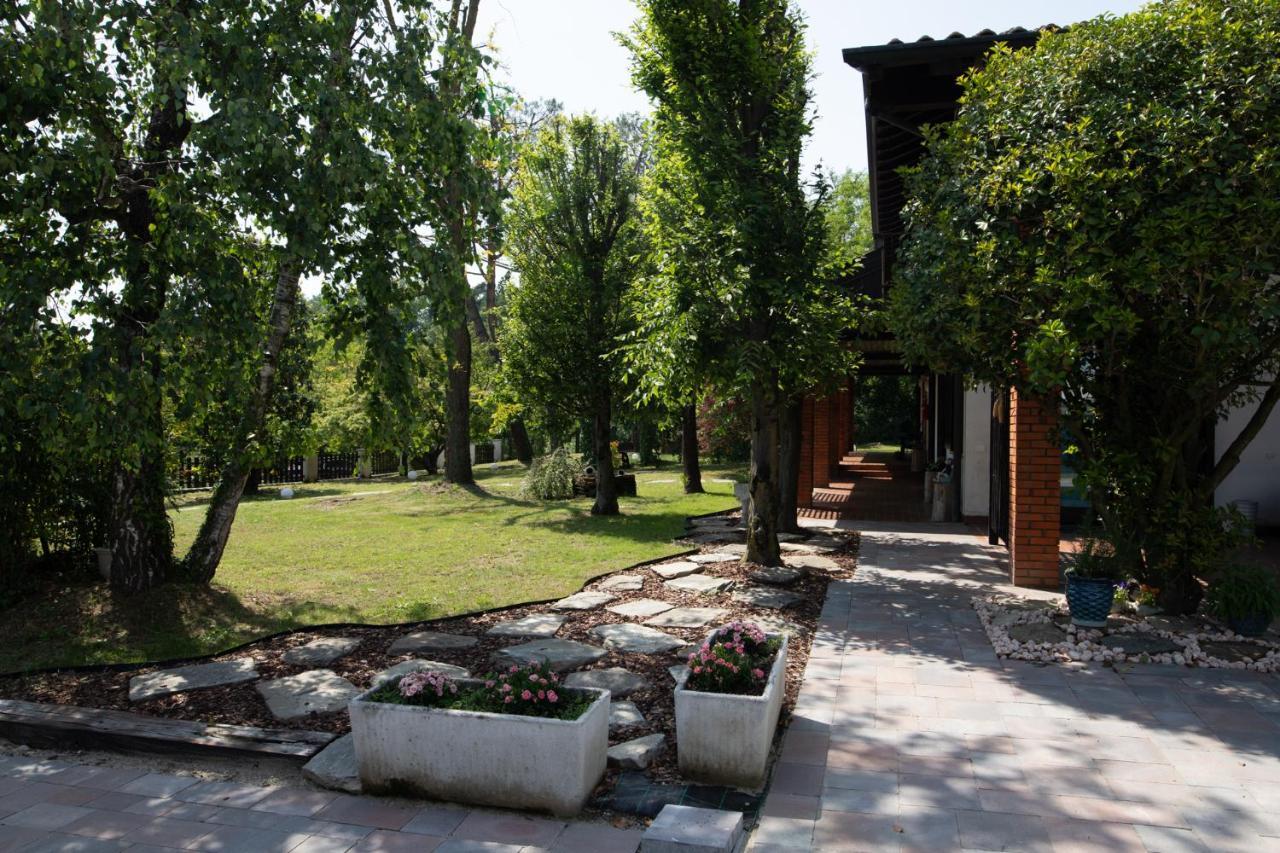 Villa De Alberti Vergiate Exterior photo